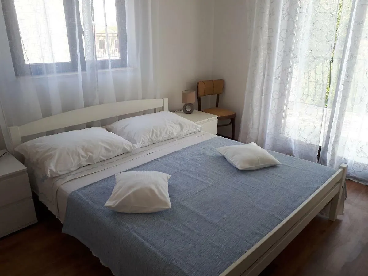 Apartments Nila Trogir 0*,